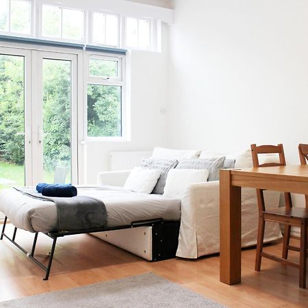 Large Garden Apartment On Golders Green High Road 런던 외부 사진