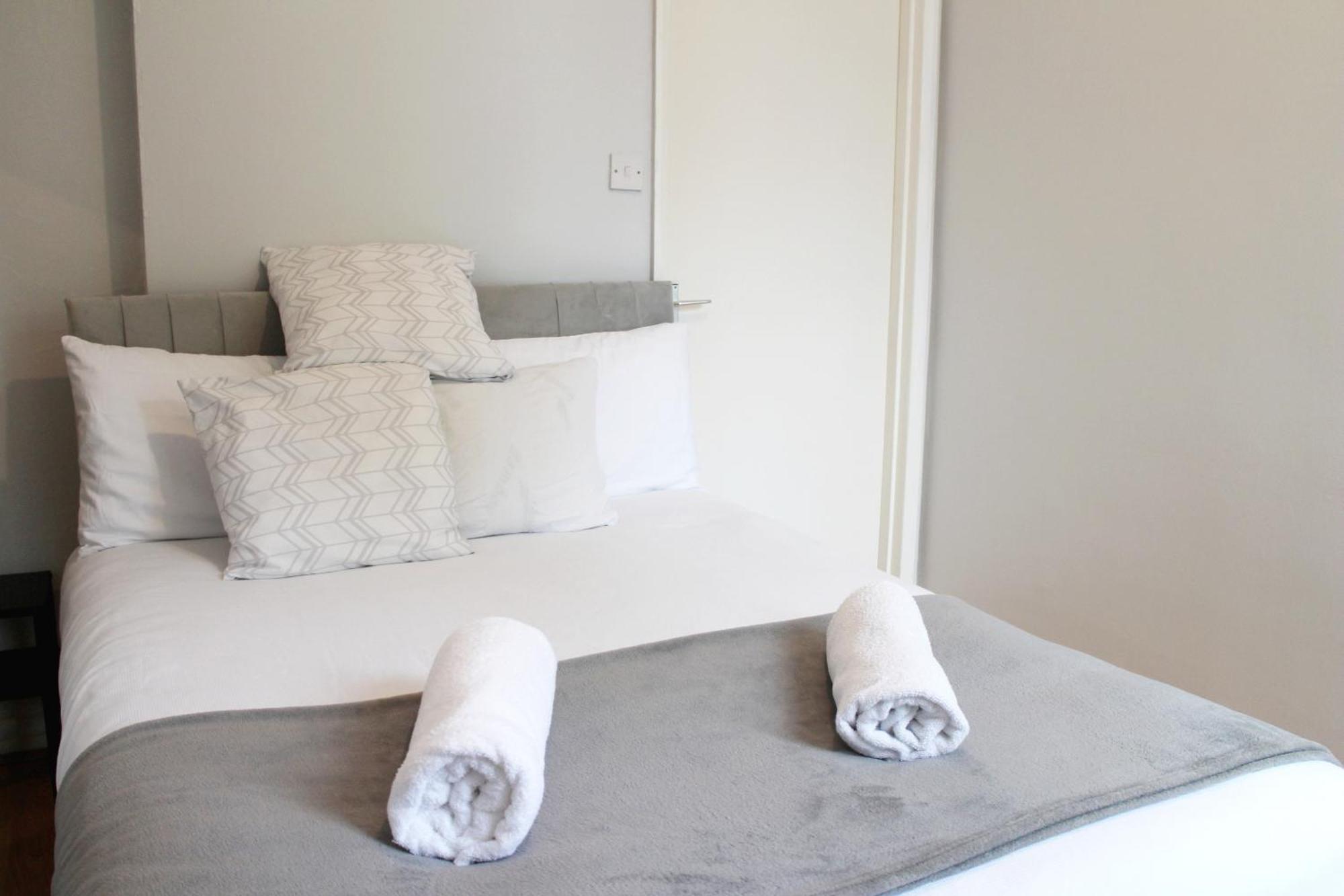 Large Garden Apartment On Golders Green High Road 런던 외부 사진
