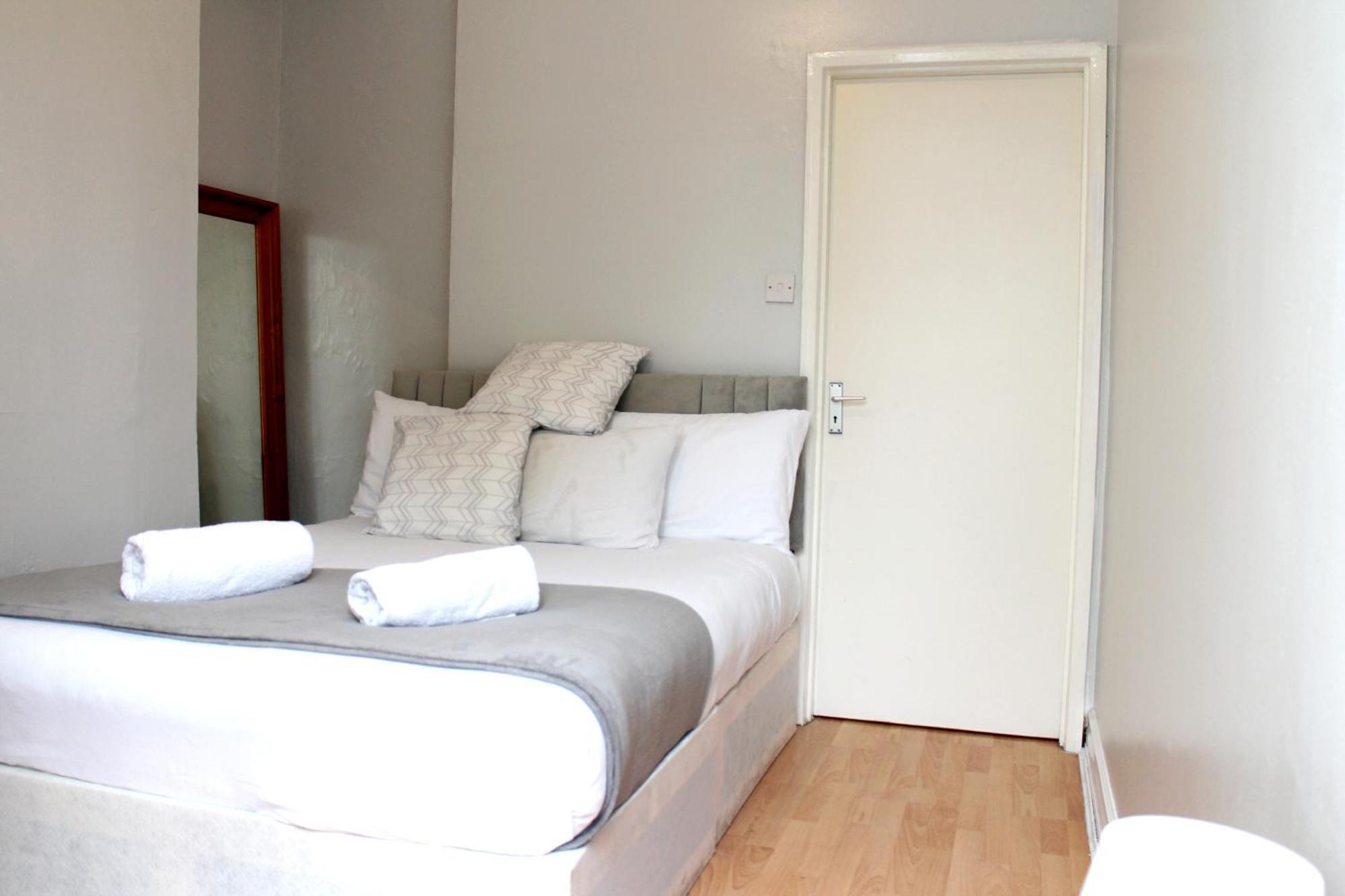 Large Garden Apartment On Golders Green High Road 런던 외부 사진