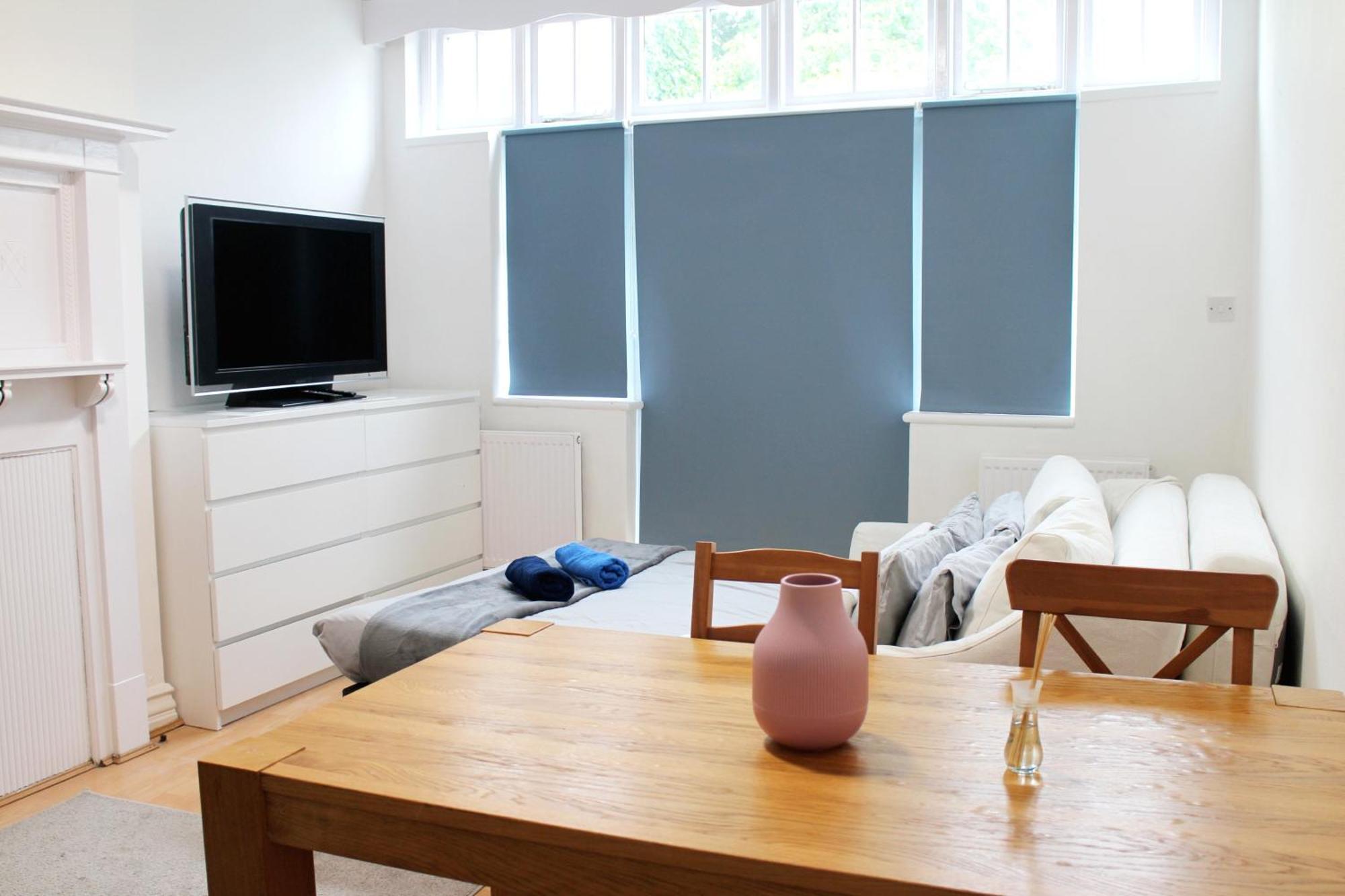 Large Garden Apartment On Golders Green High Road 런던 외부 사진