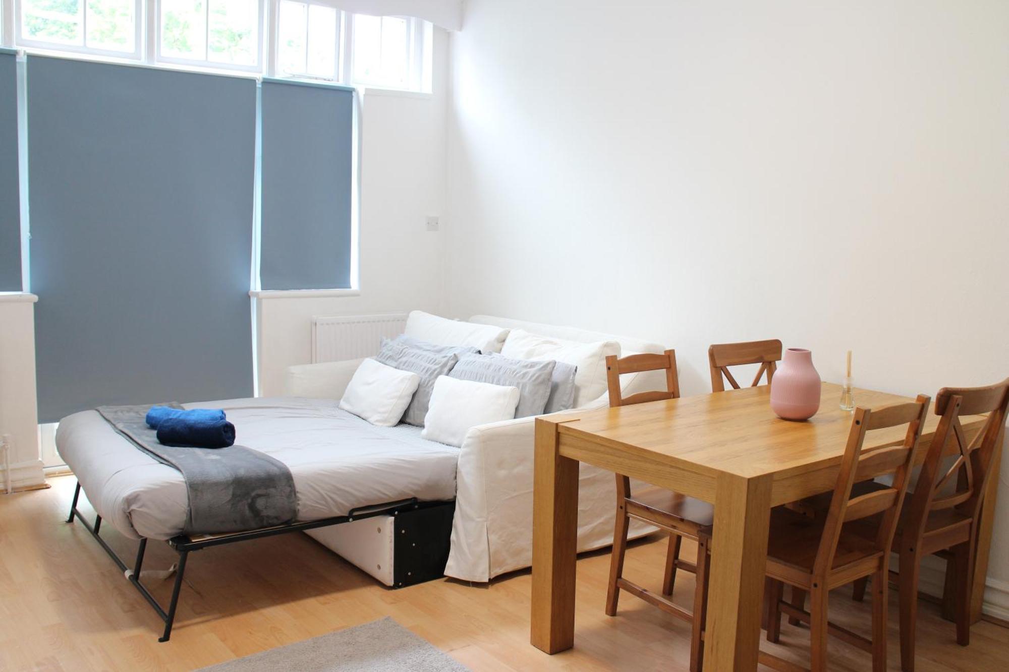 Large Garden Apartment On Golders Green High Road 런던 외부 사진