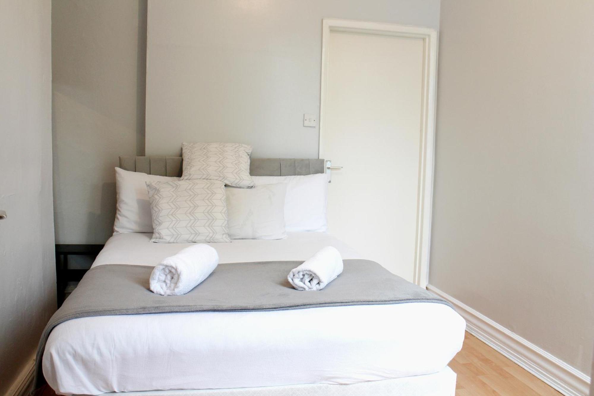 Large Garden Apartment On Golders Green High Road 런던 외부 사진