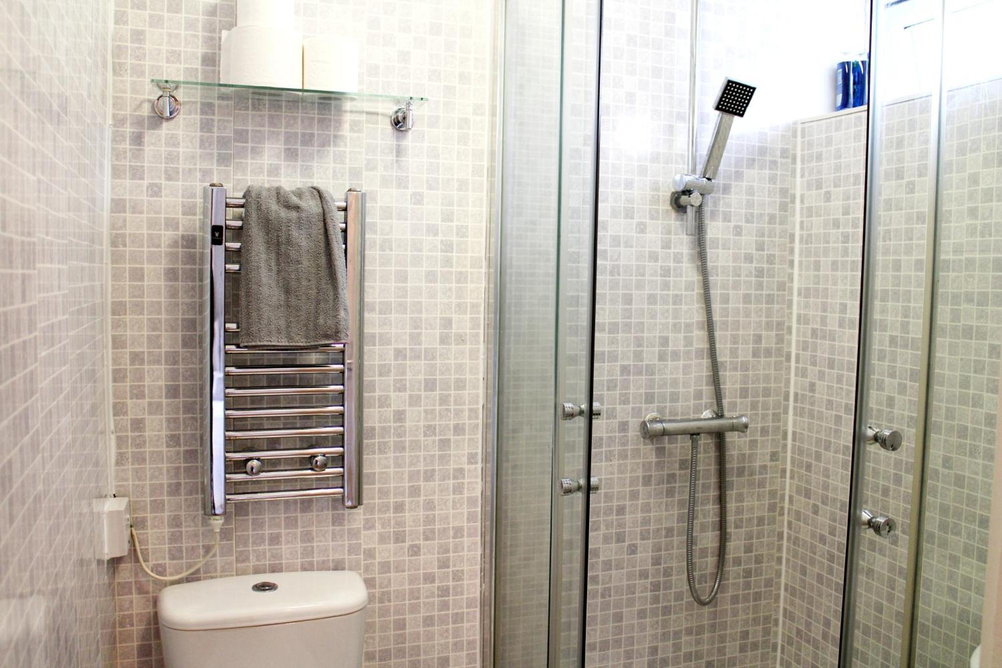 Large Garden Apartment On Golders Green High Road 런던 외부 사진